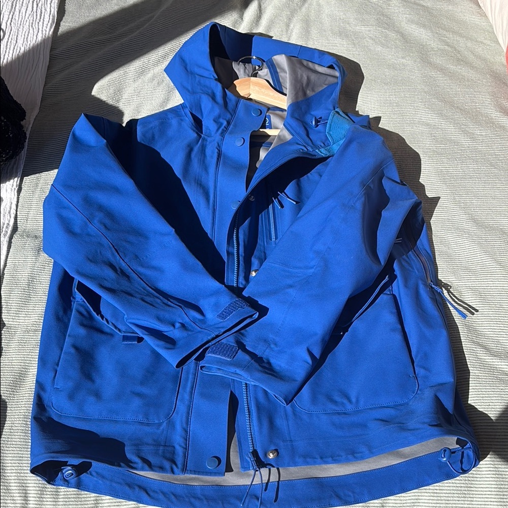 OUTDOOR VOICES || WOMEN’S WATER REPELLENT RAIN JACKET